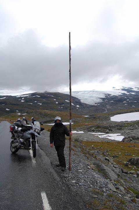 Pali segnaneve sul passo Yothunaimen.JPG - AI PIEDI DELLA RUPE